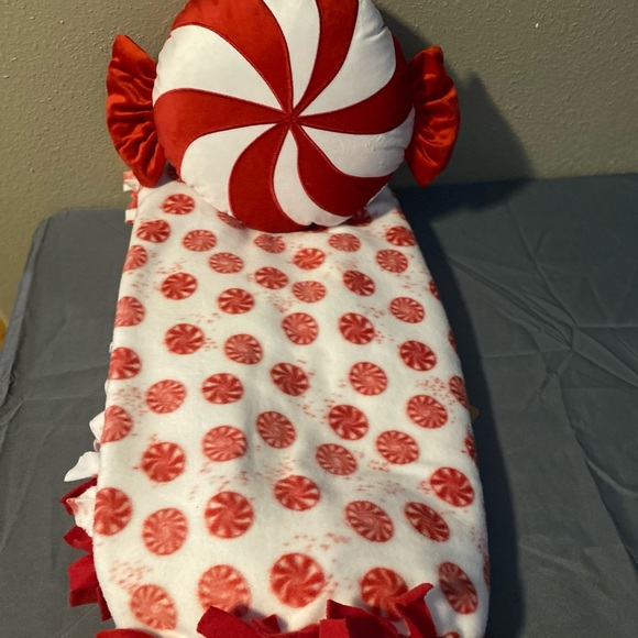 Blankets/throws plus stuffie great for Christmas gifts for any age. - Picture 4 of 8